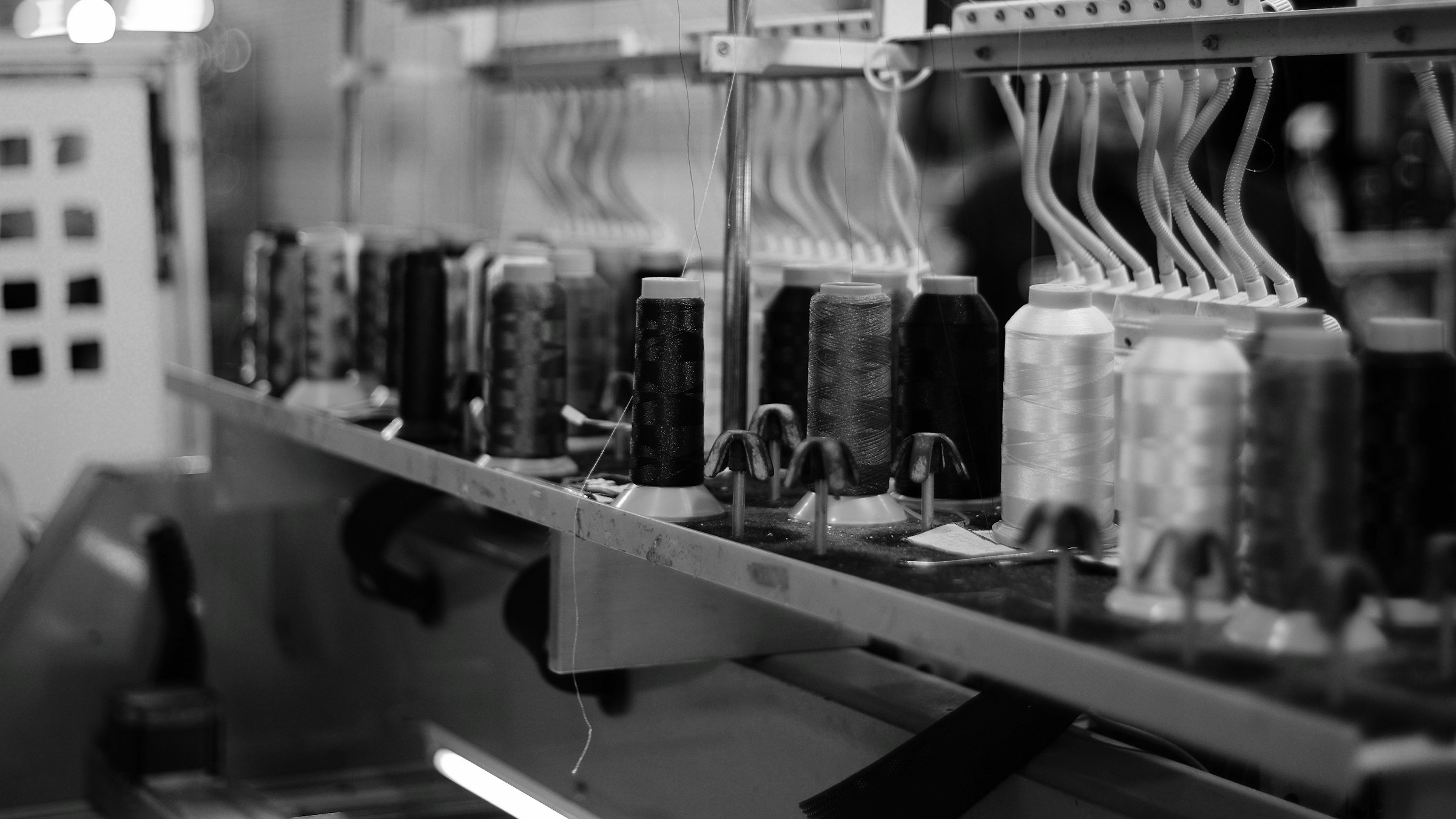 Industrial embroidery machine with thread spools